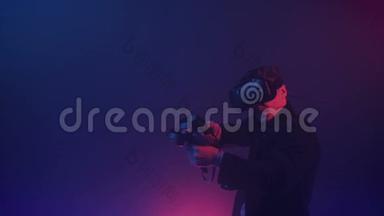 虚拟现实中的男青年玩家在网上射击游戏中使用控制器射击网络霓虹灯